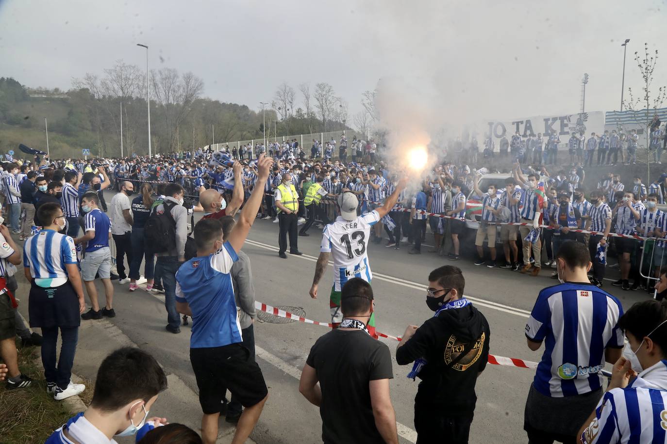 Miles de hinchas del Athletic de Bilbao y la Real Sociedad se agolparon en las inmediaciones del campo de Lezama y de Zubieta respectivamente para animar a sus respectivos clubes antes de viajar a Sevilla para la Final de la Copa del Rey. A pesar del despligue de Ertzaintza, Polícia Local y seguridad privada, ha saltado por los aires el cumplimiento de las medidas anticovid.