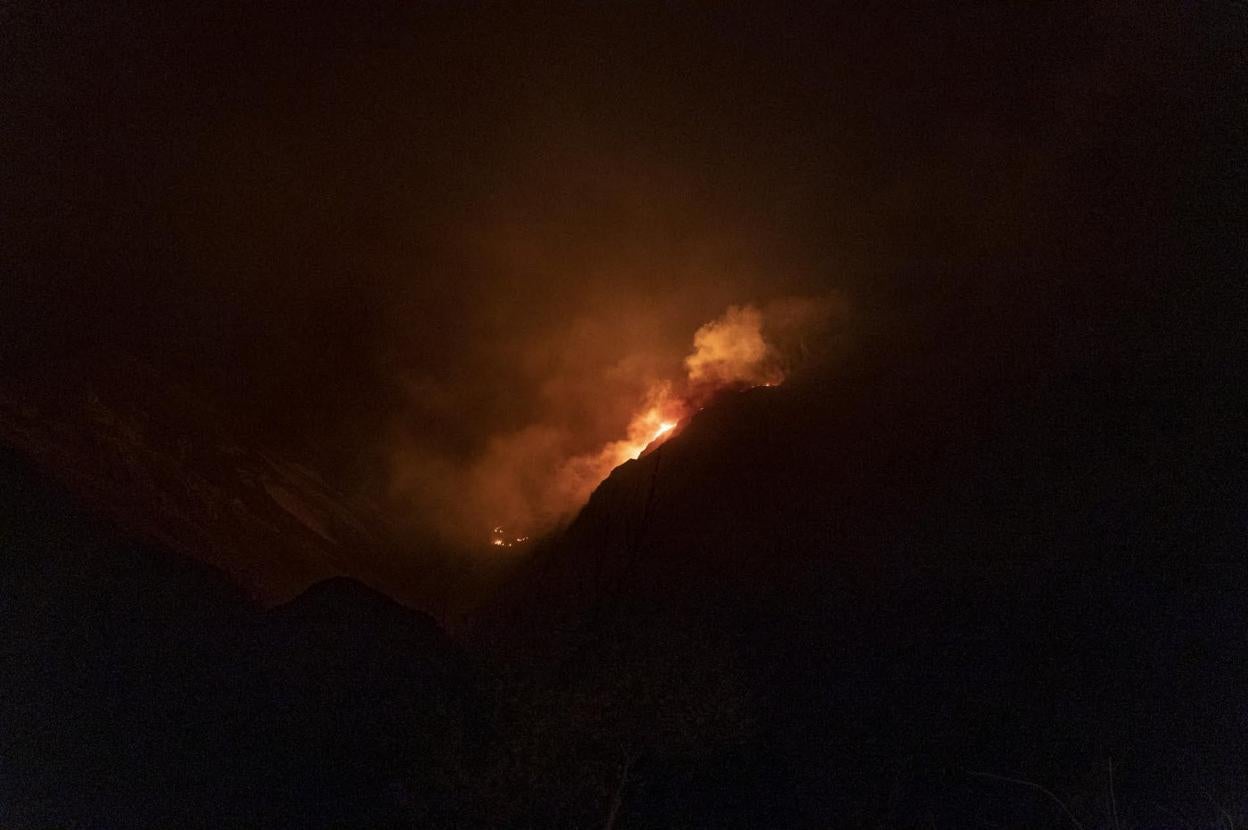 El incendio de Bustantigo, en Allande, fue uno de los más complejos de atajar ayer. 