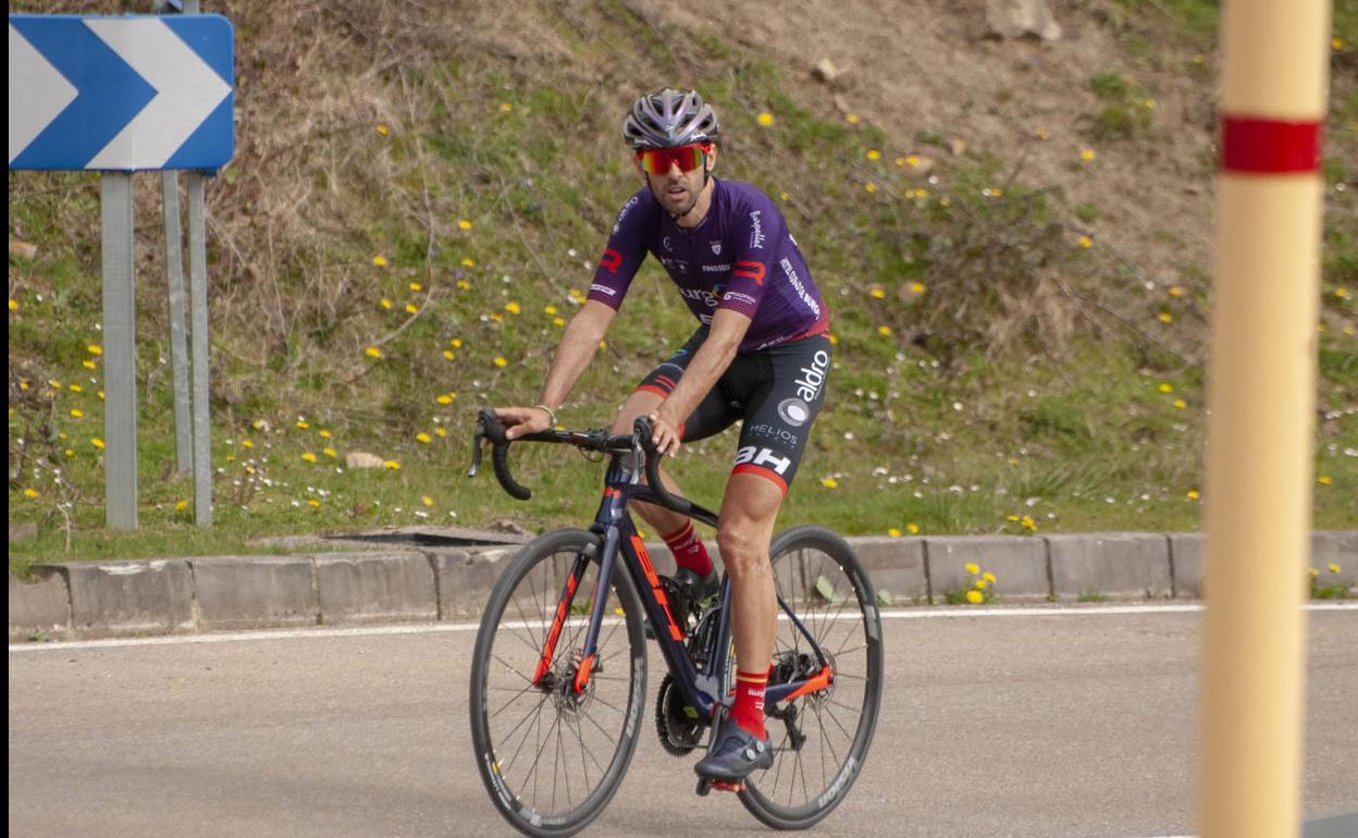 Dani Navarro se entrenó estos días en Asturias con su nuevo maillot del Burgos BH