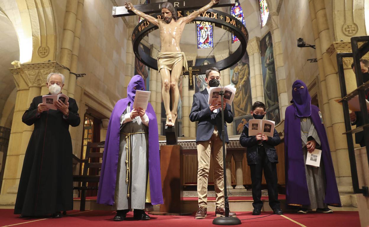 Via Crucis en la iglesia de San Pedro.