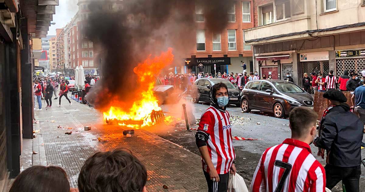 La Ertzaintza ha intervenido después de que una multitud tomara las calles. Una joven ha resultado herida al impactarle en la cabeza un botellazo lanzado contra la Policía vasca.