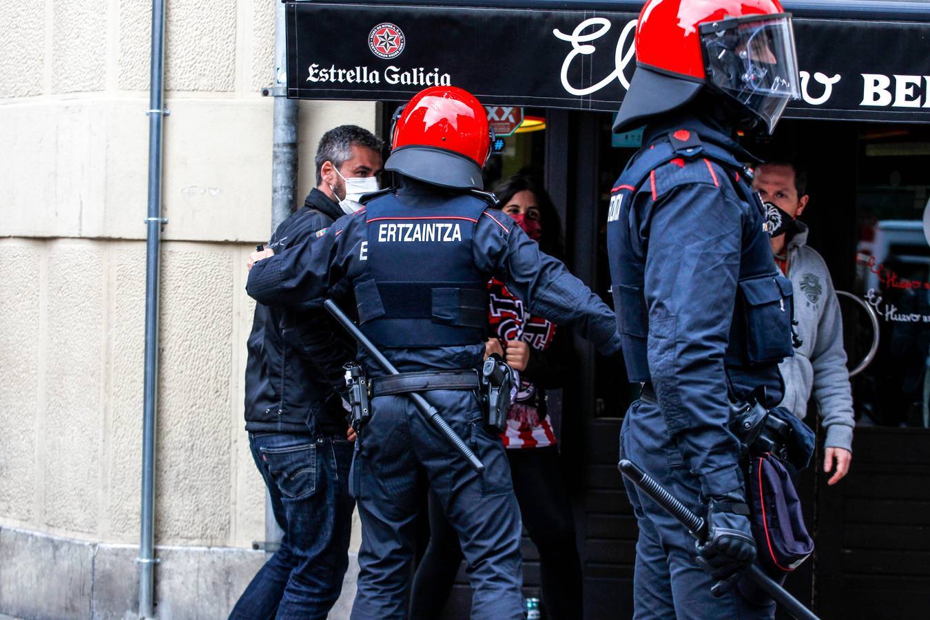 La Ertzaintza ha intervenido después de que una multitud tomara las calles. Una joven ha resultado herida al impactarle en la cabeza un botellazo lanzado contra la Policía vasca.