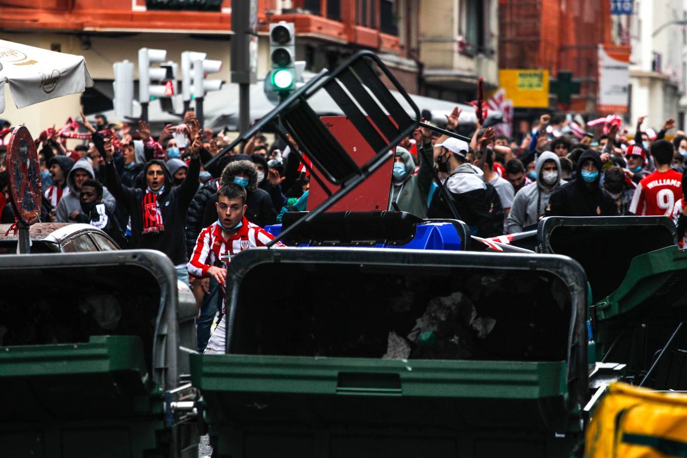 La Ertzaintza ha intervenido después de que una multitud tomara las calles. Una joven ha resultado herida al impactarle en la cabeza un botellazo lanzado contra la Policía vasca.