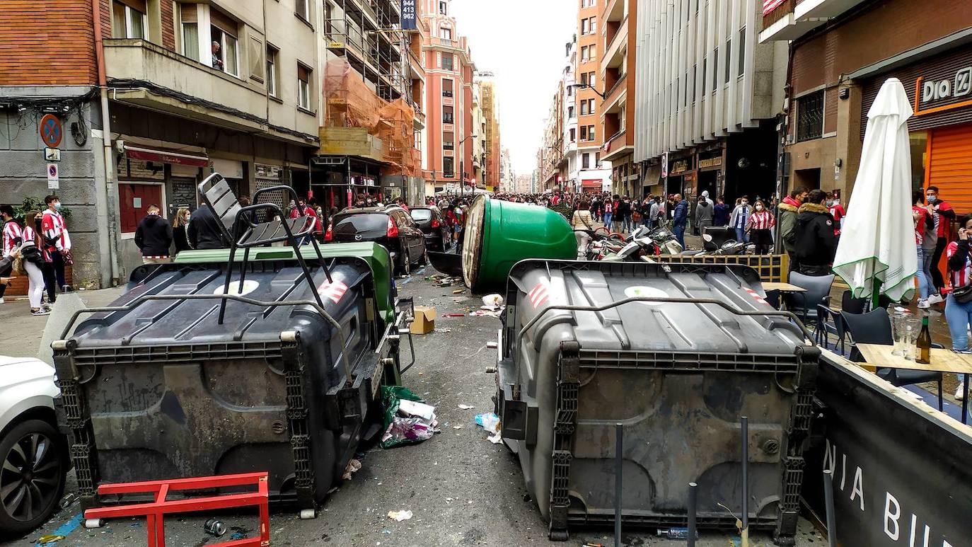 La Ertzaintza ha intervenido después de que una multitud tomara las calles. Una joven ha resultado herida al impactarle en la cabeza un botellazo lanzado contra la Policía vasca.