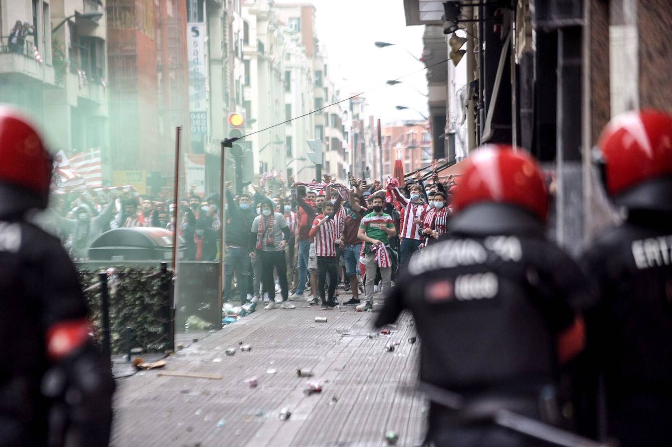 La Ertzaintza ha intervenido después de que una multitud tomara las calles. Una joven ha resultado herida al impactarle en la cabeza un botellazo lanzado contra la Policía vasca.