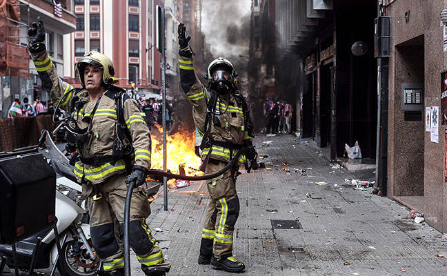 La Ertzaintza ha intervenido después de que una multitud tomara las calles. Una joven ha resultado herida al impactarle en la cabeza un botellazo lanzado contra la Policía vasca.