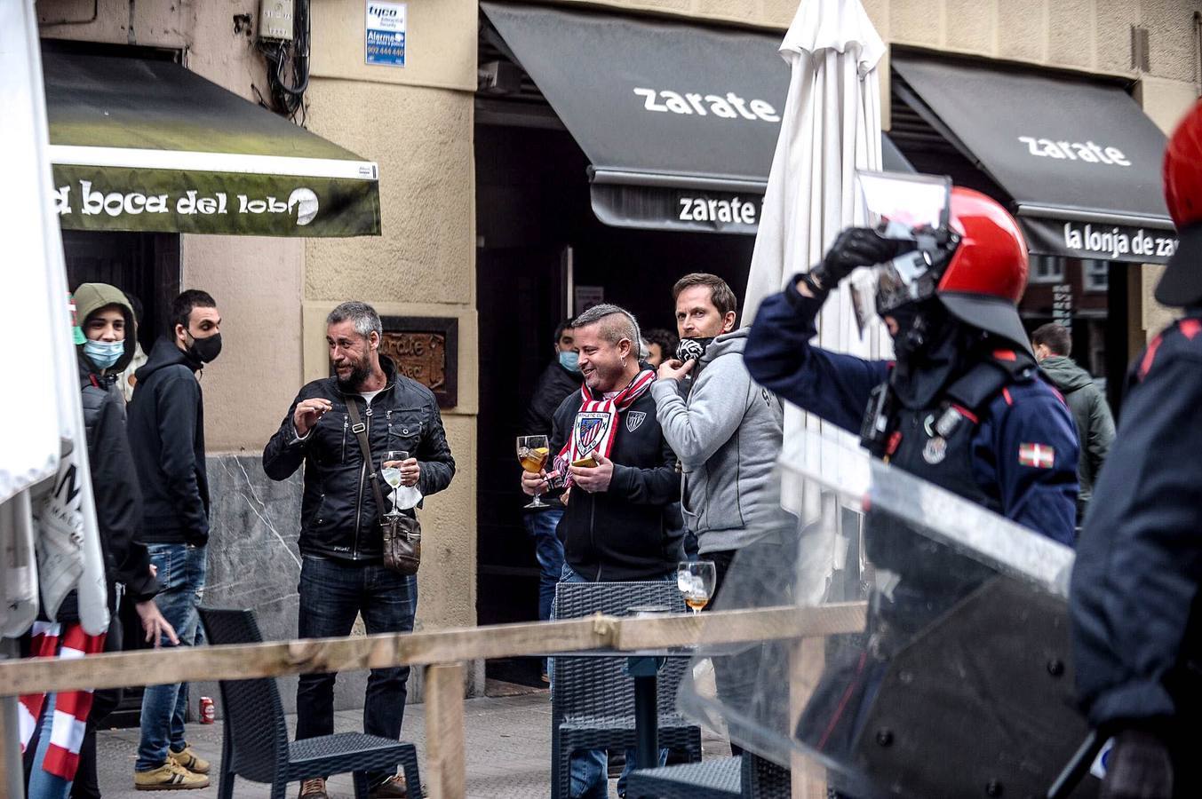 La Ertzaintza ha intervenido después de que una multitud tomara las calles. Una joven ha resultado herida al impactarle en la cabeza un botellazo lanzado contra la Policía vasca.