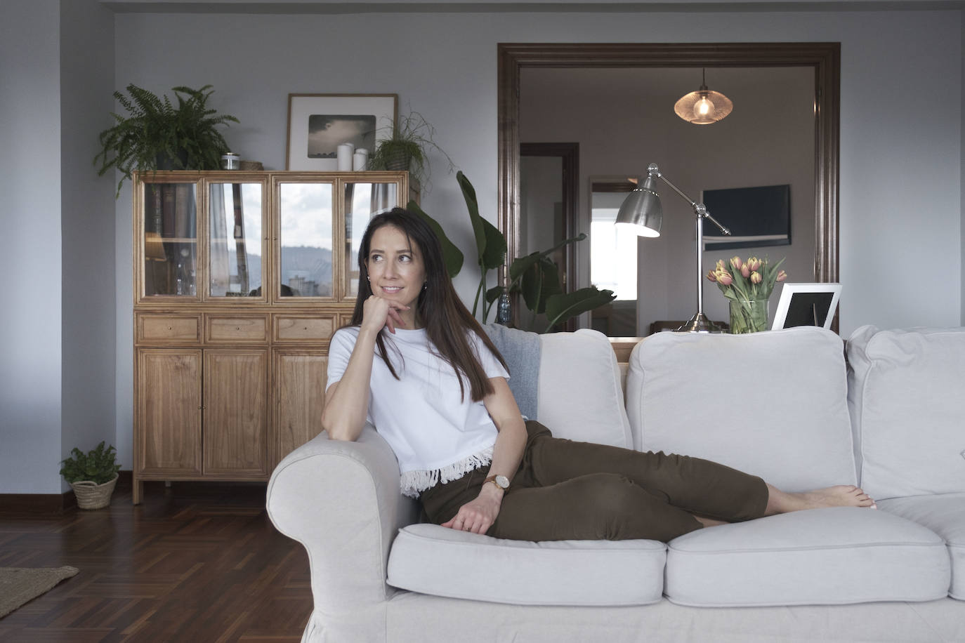 En el parque. La decoración de la vivienda de esta galerista gijonesa es fiel reflejo de un estilo de vida discreto y ordenado que persigue crear un hogar cómodo y sostenible