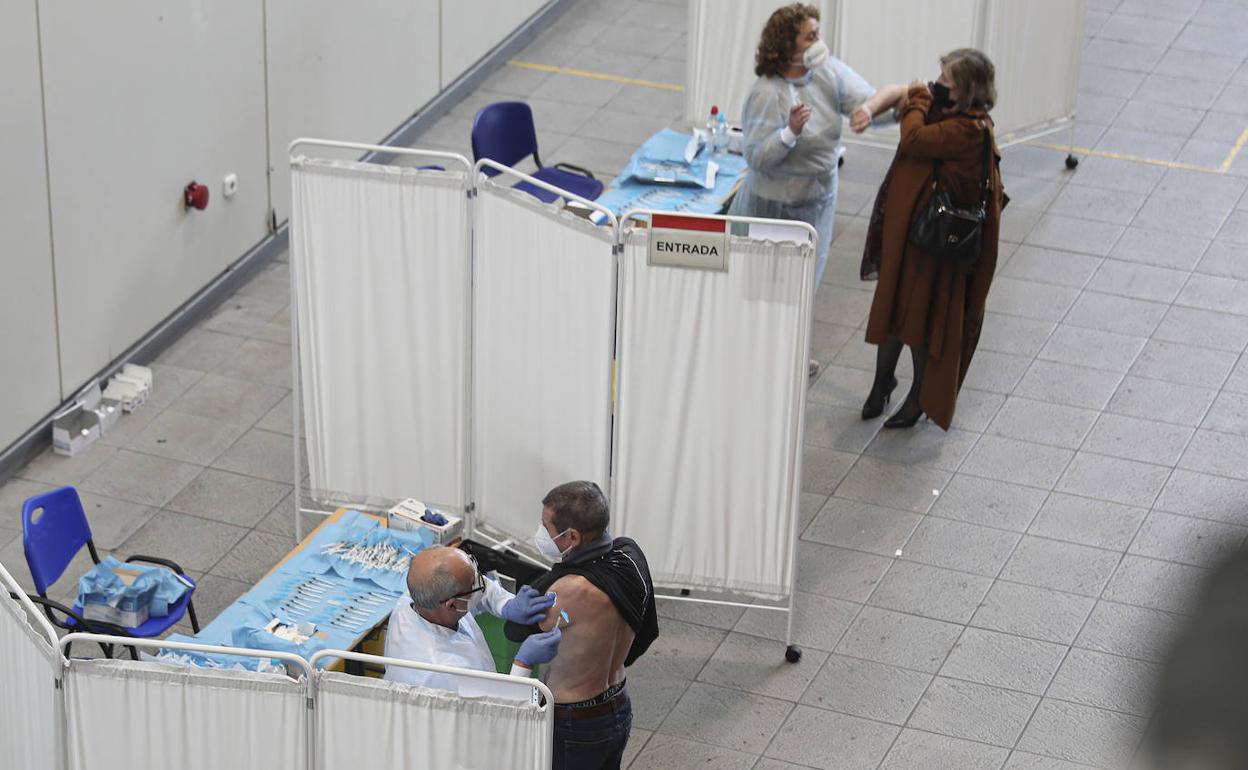 Vacunación en el Palacio de Deportes de Gijón este viernes