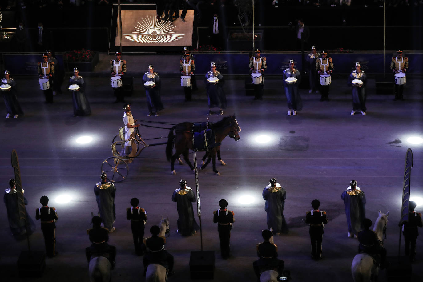 Lo llamaron el Desfile Dorado de los Faraones y fue un espectáculo propio de su época. Y es que el Gobierno de Egipto no ha escatimado en el traslado de 22 momias, 18 reyes y cuatro reinas, del Museo Egipcio a su nueva ubicación en el Museo Nacional de la Civilización Egipcia, a una distancia de cinco kilómetros. El desfile, toda una exhibición de historia y cultura, se desarrolló por orden cronológico de los reinados, desde el gobernante de la dinastía XVII Seqenenre Taa II, hasta Ramsés IX, que reinó en el siglo XII a.C.
