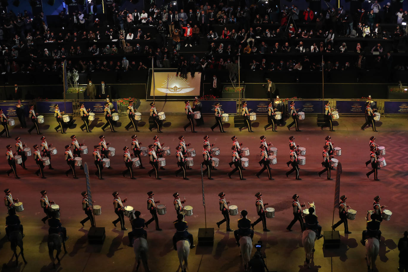Lo llamaron el Desfile Dorado de los Faraones y fue un espectáculo propio de su época. Y es que el Gobierno de Egipto no ha escatimado en el traslado de 22 momias, 18 reyes y cuatro reinas, del Museo Egipcio a su nueva ubicación en el Museo Nacional de la Civilización Egipcia, a una distancia de cinco kilómetros. El desfile, toda una exhibición de historia y cultura, se desarrolló por orden cronológico de los reinados, desde el gobernante de la dinastía XVII Seqenenre Taa II, hasta Ramsés IX, que reinó en el siglo XII a.C.