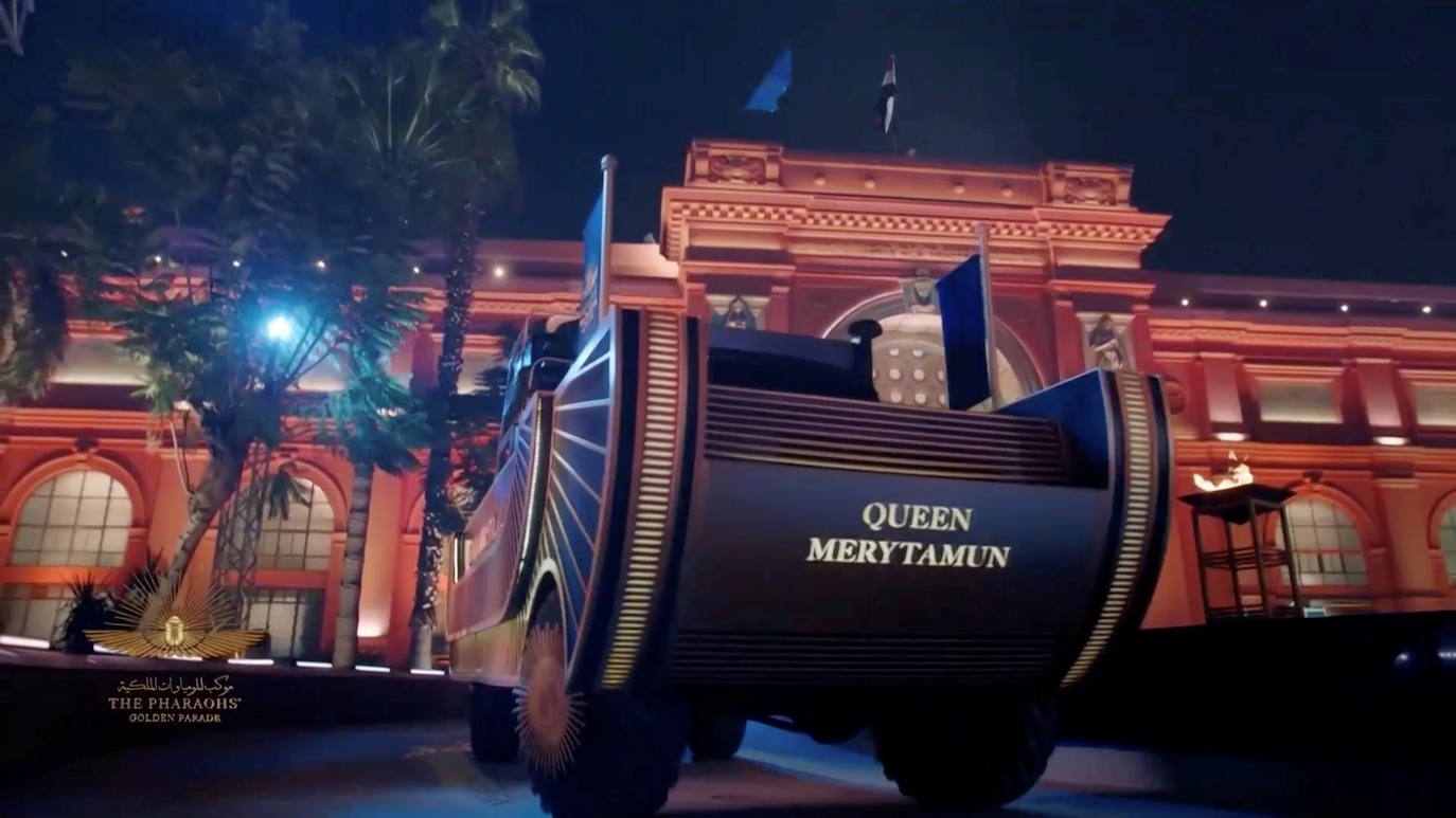 Lo llamaron el Desfile Dorado de los Faraones y fue un espectáculo propio de su época. Y es que el Gobierno de Egipto no ha escatimado en el traslado de 22 momias, 18 reyes y cuatro reinas, del Museo Egipcio a su nueva ubicación en el Museo Nacional de la Civilización Egipcia, a una distancia de cinco kilómetros. El desfile, toda una exhibición de historia y cultura, se desarrolló por orden cronológico de los reinados, desde el gobernante de la dinastía XVII Seqenenre Taa II, hasta Ramsés IX, que reinó en el siglo XII a.C.