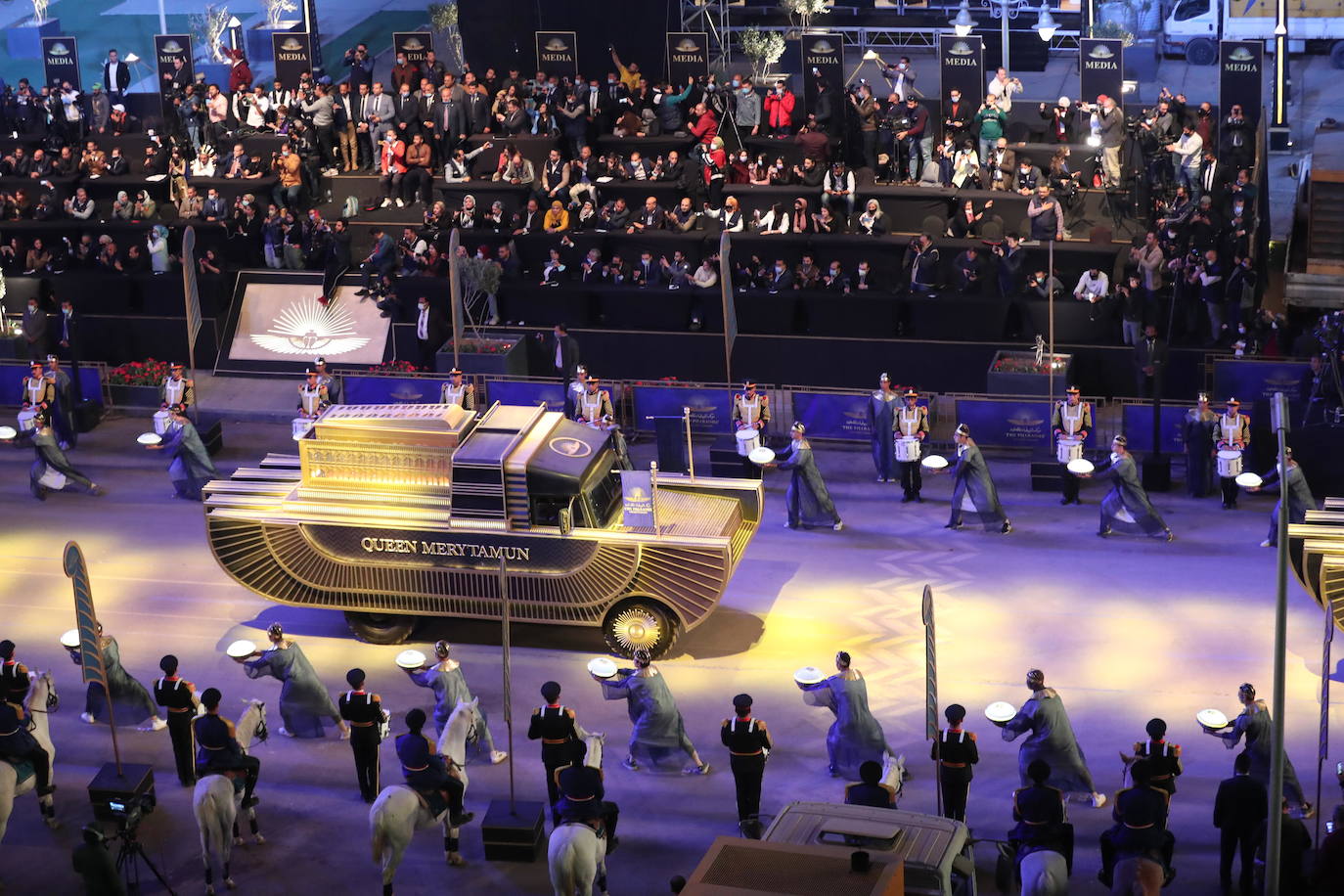 Lo llamaron el Desfile Dorado de los Faraones y fue un espectáculo propio de su época. Y es que el Gobierno de Egipto no ha escatimado en el traslado de 22 momias, 18 reyes y cuatro reinas, del Museo Egipcio a su nueva ubicación en el Museo Nacional de la Civilización Egipcia, a una distancia de cinco kilómetros. El desfile, toda una exhibición de historia y cultura, se desarrolló por orden cronológico de los reinados, desde el gobernante de la dinastía XVII Seqenenre Taa II, hasta Ramsés IX, que reinó en el siglo XII a.C.