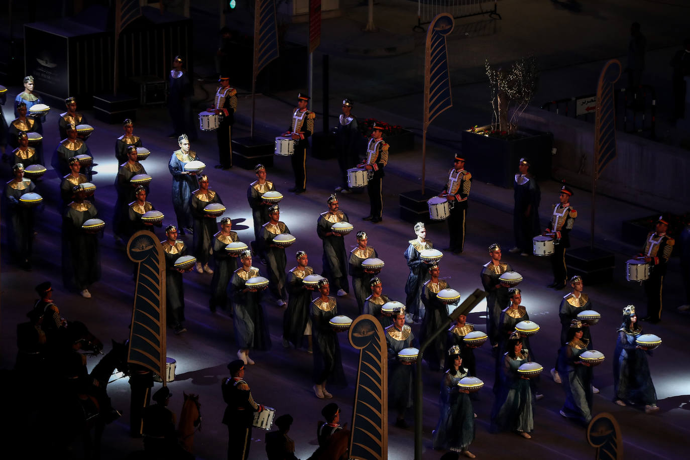 Lo llamaron el Desfile Dorado de los Faraones y fue un espectáculo propio de su época. Y es que el Gobierno de Egipto no ha escatimado en el traslado de 22 momias, 18 reyes y cuatro reinas, del Museo Egipcio a su nueva ubicación en el Museo Nacional de la Civilización Egipcia, a una distancia de cinco kilómetros. El desfile, toda una exhibición de historia y cultura, se desarrolló por orden cronológico de los reinados, desde el gobernante de la dinastía XVII Seqenenre Taa II, hasta Ramsés IX, que reinó en el siglo XII a.C.