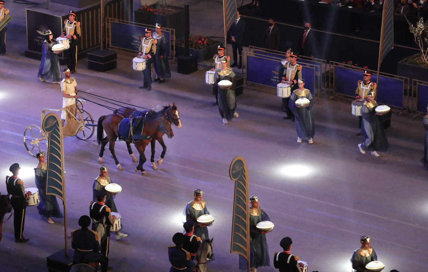 Lo llamaron el Desfile Dorado de los Faraones y fue un espectáculo propio de su época. Y es que el Gobierno de Egipto no ha escatimado en el traslado de 22 momias, 18 reyes y cuatro reinas, del Museo Egipcio a su nueva ubicación en el Museo Nacional de la Civilización Egipcia, a una distancia de cinco kilómetros. El desfile, toda una exhibición de historia y cultura, se desarrolló por orden cronológico de los reinados, desde el gobernante de la dinastía XVII Seqenenre Taa II, hasta Ramsés IX, que reinó en el siglo XII a.C.