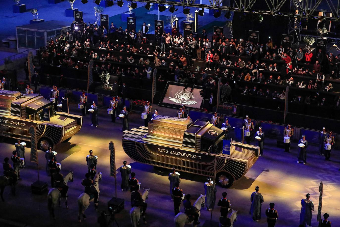 Lo llamaron el Desfile Dorado de los Faraones y fue un espectáculo propio de su época. Y es que el Gobierno de Egipto no ha escatimado en el traslado de 22 momias, 18 reyes y cuatro reinas, del Museo Egipcio a su nueva ubicación en el Museo Nacional de la Civilización Egipcia, a una distancia de cinco kilómetros. El desfile, toda una exhibición de historia y cultura, se desarrolló por orden cronológico de los reinados, desde el gobernante de la dinastía XVII Seqenenre Taa II, hasta Ramsés IX, que reinó en el siglo XII a.C.