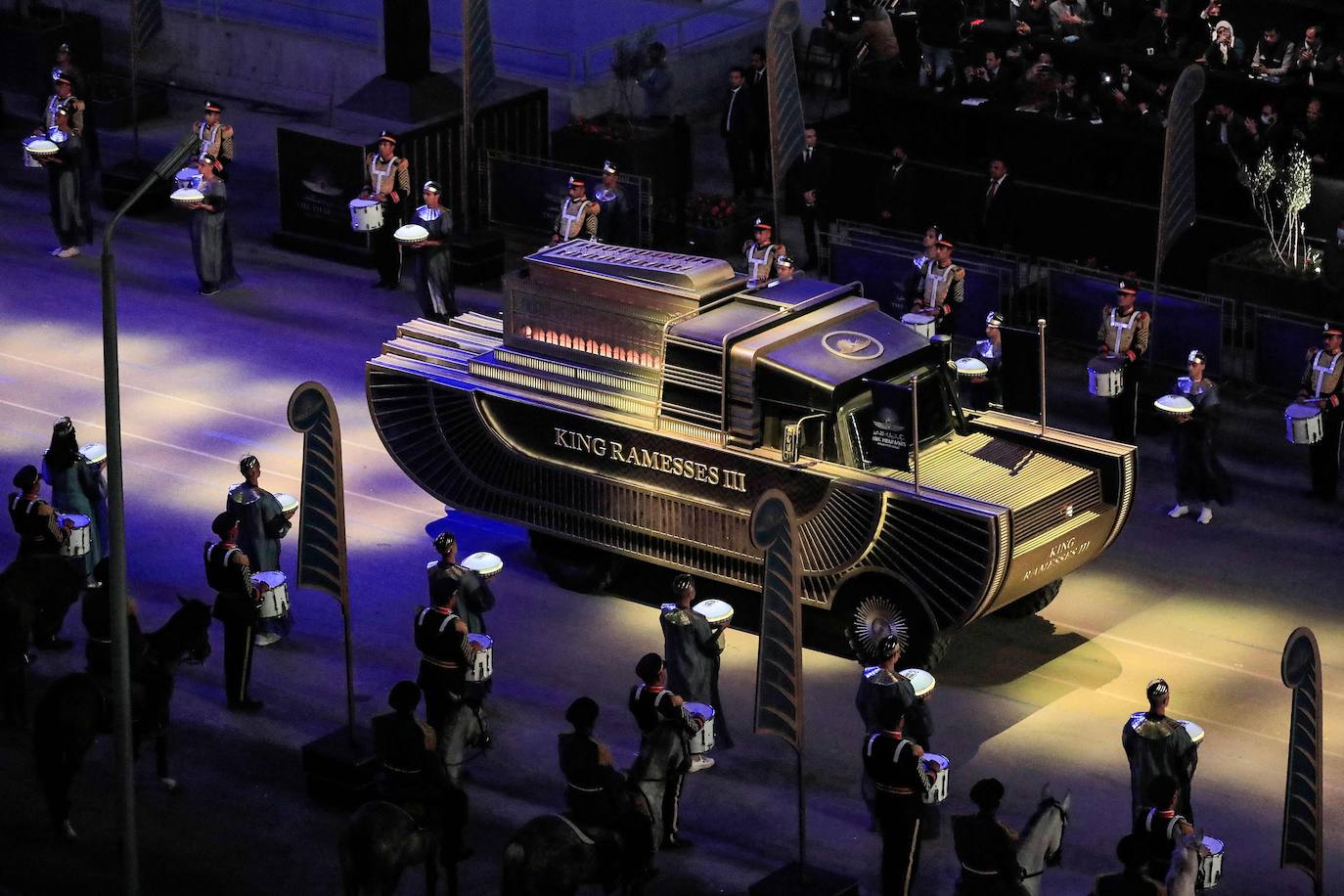 Lo llamaron el Desfile Dorado de los Faraones y fue un espectáculo propio de su época. Y es que el Gobierno de Egipto no ha escatimado en el traslado de 22 momias, 18 reyes y cuatro reinas, del Museo Egipcio a su nueva ubicación en el Museo Nacional de la Civilización Egipcia, a una distancia de cinco kilómetros. El desfile, toda una exhibición de historia y cultura, se desarrolló por orden cronológico de los reinados, desde el gobernante de la dinastía XVII Seqenenre Taa II, hasta Ramsés IX, que reinó en el siglo XII a.C.