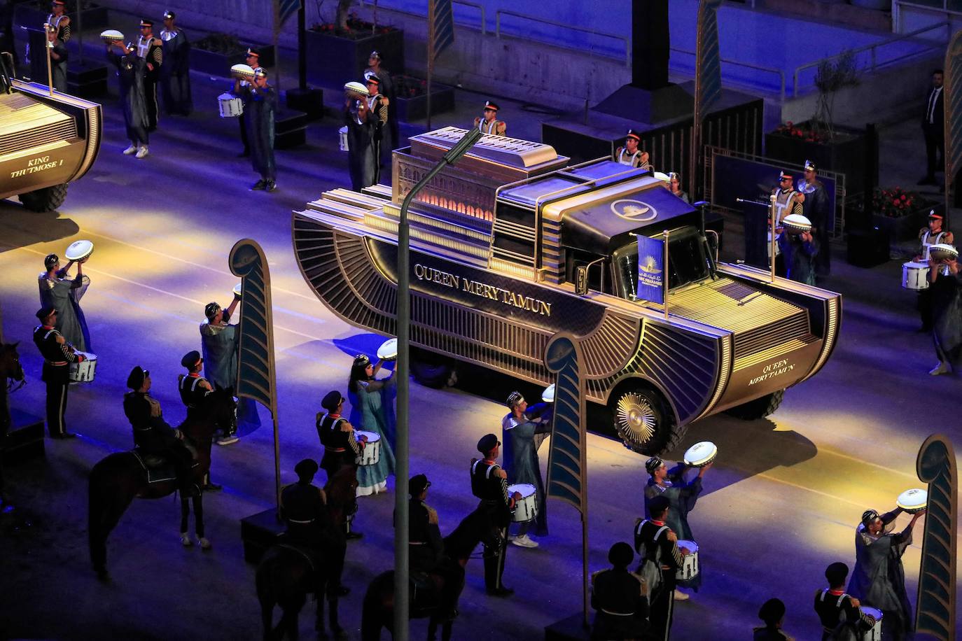 Lo llamaron el Desfile Dorado de los Faraones y fue un espectáculo propio de su época. Y es que el Gobierno de Egipto no ha escatimado en el traslado de 22 momias, 18 reyes y cuatro reinas, del Museo Egipcio a su nueva ubicación en el Museo Nacional de la Civilización Egipcia, a una distancia de cinco kilómetros. El desfile, toda una exhibición de historia y cultura, se desarrolló por orden cronológico de los reinados, desde el gobernante de la dinastía XVII Seqenenre Taa II, hasta Ramsés IX, que reinó en el siglo XII a.C.