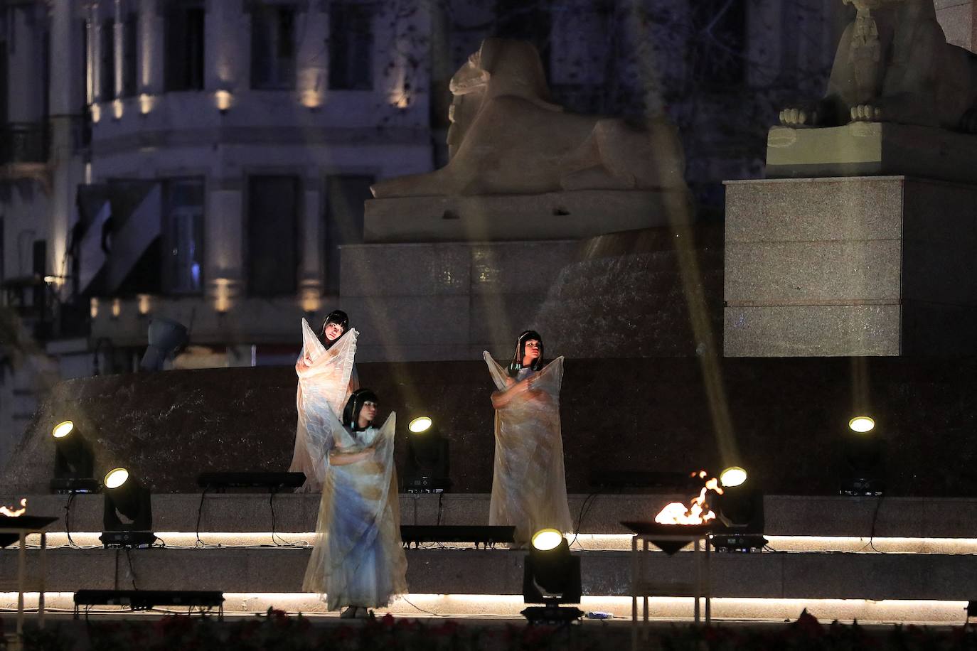 Lo llamaron el Desfile Dorado de los Faraones y fue un espectáculo propio de su época. Y es que el Gobierno de Egipto no ha escatimado en el traslado de 22 momias, 18 reyes y cuatro reinas, del Museo Egipcio a su nueva ubicación en el Museo Nacional de la Civilización Egipcia, a una distancia de cinco kilómetros. El desfile, toda una exhibición de historia y cultura, se desarrolló por orden cronológico de los reinados, desde el gobernante de la dinastía XVII Seqenenre Taa II, hasta Ramsés IX, que reinó en el siglo XII a.C.