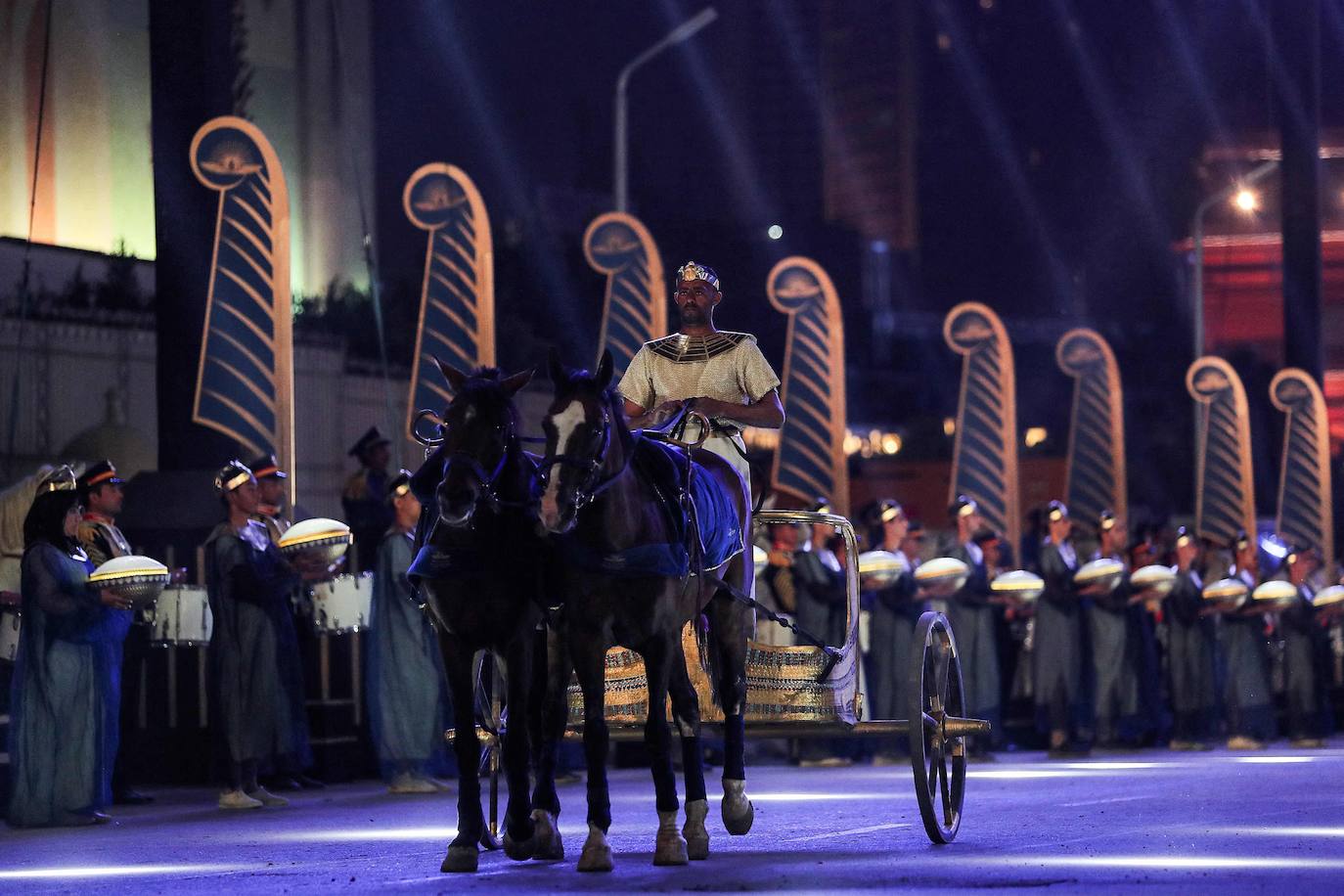 Lo llamaron el Desfile Dorado de los Faraones y fue un espectáculo propio de su época. Y es que el Gobierno de Egipto no ha escatimado en el traslado de 22 momias, 18 reyes y cuatro reinas, del Museo Egipcio a su nueva ubicación en el Museo Nacional de la Civilización Egipcia, a una distancia de cinco kilómetros. El desfile, toda una exhibición de historia y cultura, se desarrolló por orden cronológico de los reinados, desde el gobernante de la dinastía XVII Seqenenre Taa II, hasta Ramsés IX, que reinó en el siglo XII a.C.