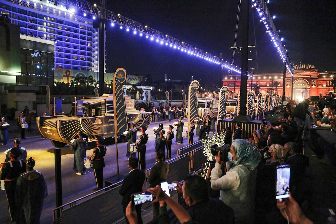 Lo llamaron el Desfile Dorado de los Faraones y fue un espectáculo propio de su época. Y es que el Gobierno de Egipto no ha escatimado en el traslado de 22 momias, 18 reyes y cuatro reinas, del Museo Egipcio a su nueva ubicación en el Museo Nacional de la Civilización Egipcia, a una distancia de cinco kilómetros. El desfile, toda una exhibición de historia y cultura, se desarrolló por orden cronológico de los reinados, desde el gobernante de la dinastía XVII Seqenenre Taa II, hasta Ramsés IX, que reinó en el siglo XII a.C.