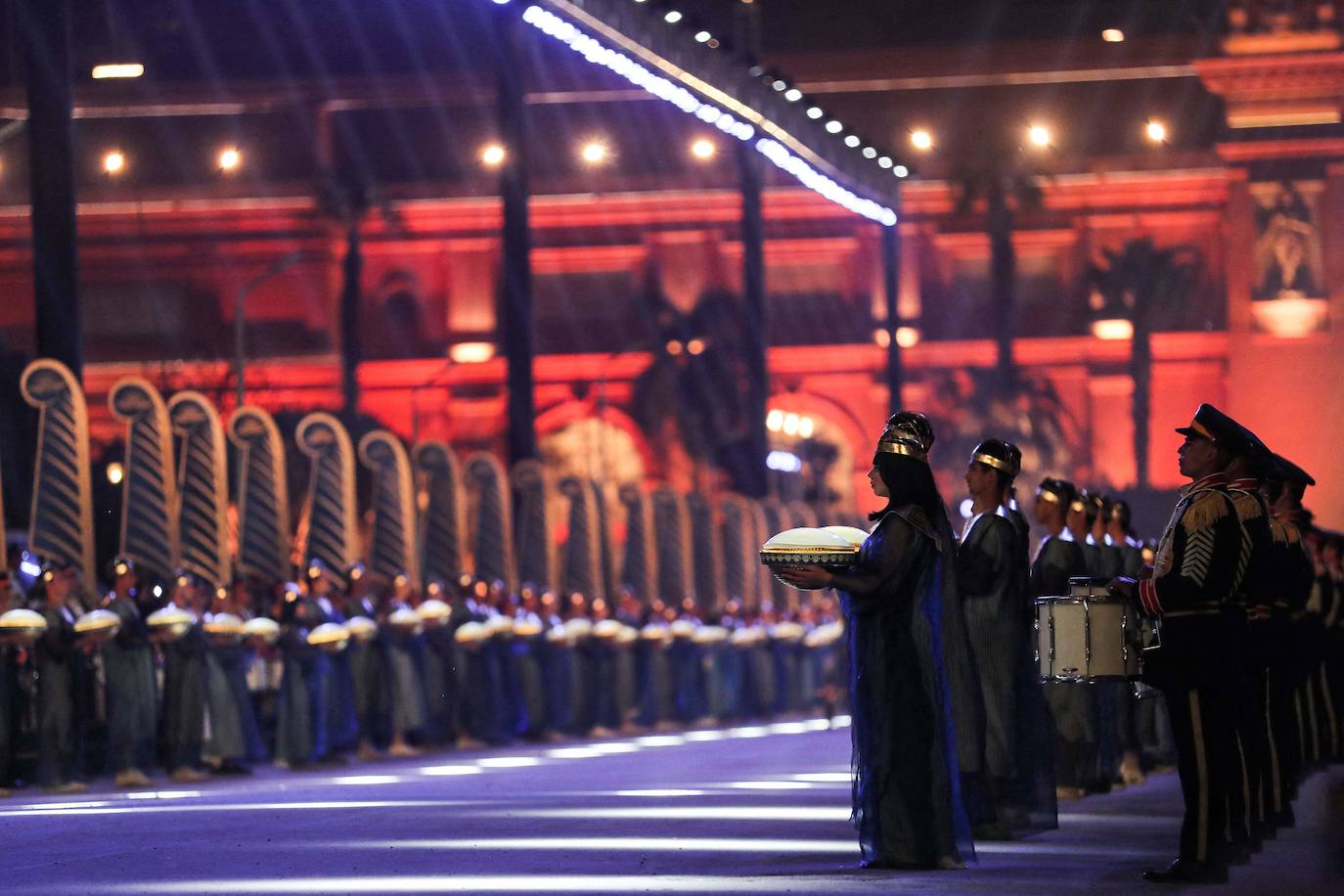 Lo llamaron el Desfile Dorado de los Faraones y fue un espectáculo propio de su época. Y es que el Gobierno de Egipto no ha escatimado en el traslado de 22 momias, 18 reyes y cuatro reinas, del Museo Egipcio a su nueva ubicación en el Museo Nacional de la Civilización Egipcia, a una distancia de cinco kilómetros. El desfile, toda una exhibición de historia y cultura, se desarrolló por orden cronológico de los reinados, desde el gobernante de la dinastía XVII Seqenenre Taa II, hasta Ramsés IX, que reinó en el siglo XII a.C.