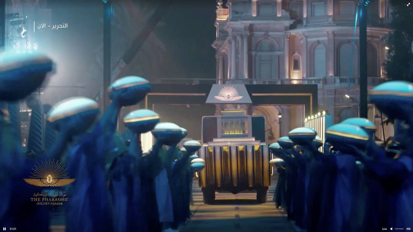 Lo llamaron el Desfile Dorado de los Faraones y fue un espectáculo propio de su época. Y es que el Gobierno de Egipto no ha escatimado en el traslado de 22 momias, 18 reyes y cuatro reinas, del Museo Egipcio a su nueva ubicación en el Museo Nacional de la Civilización Egipcia, a una distancia de cinco kilómetros. El desfile, toda una exhibición de historia y cultura, se desarrolló por orden cronológico de los reinados, desde el gobernante de la dinastía XVII Seqenenre Taa II, hasta Ramsés IX, que reinó en el siglo XII a.C.