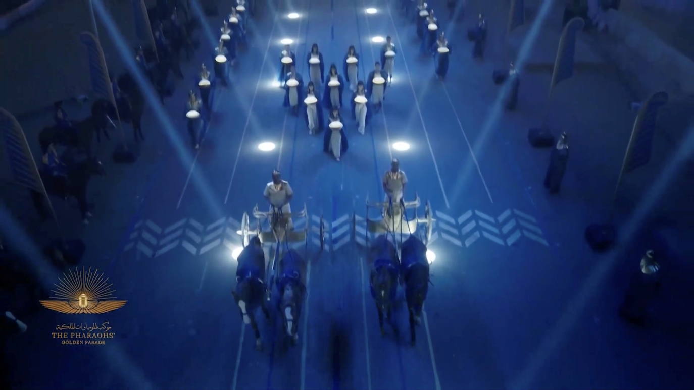 Lo llamaron el Desfile Dorado de los Faraones y fue un espectáculo propio de su época. Y es que el Gobierno de Egipto no ha escatimado en el traslado de 22 momias, 18 reyes y cuatro reinas, del Museo Egipcio a su nueva ubicación en el Museo Nacional de la Civilización Egipcia, a una distancia de cinco kilómetros. El desfile, toda una exhibición de historia y cultura, se desarrolló por orden cronológico de los reinados, desde el gobernante de la dinastía XVII Seqenenre Taa II, hasta Ramsés IX, que reinó en el siglo XII a.C.