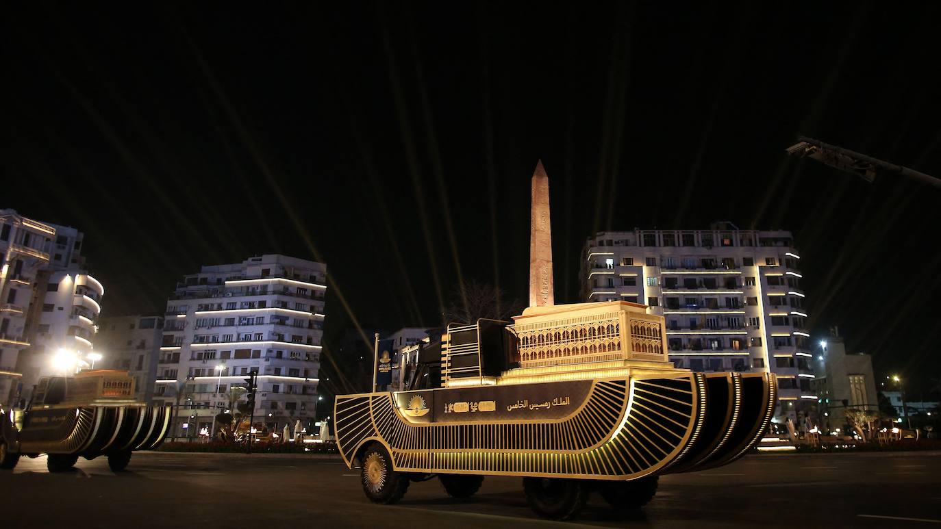 Lo llamaron el Desfile Dorado de los Faraones y fue un espectáculo propio de su época. Y es que el Gobierno de Egipto no ha escatimado en el traslado de 22 momias, 18 reyes y cuatro reinas, del Museo Egipcio a su nueva ubicación en el Museo Nacional de la Civilización Egipcia, a una distancia de cinco kilómetros. El desfile, toda una exhibición de historia y cultura, se desarrolló por orden cronológico de los reinados, desde el gobernante de la dinastía XVII Seqenenre Taa II, hasta Ramsés IX, que reinó en el siglo XII a.C.