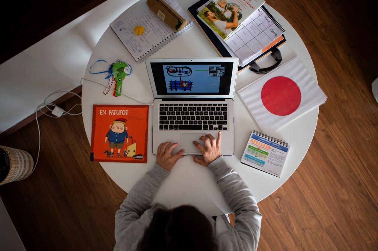 Una profesora, durante la pandemia, impartiendo clases a distancia. 