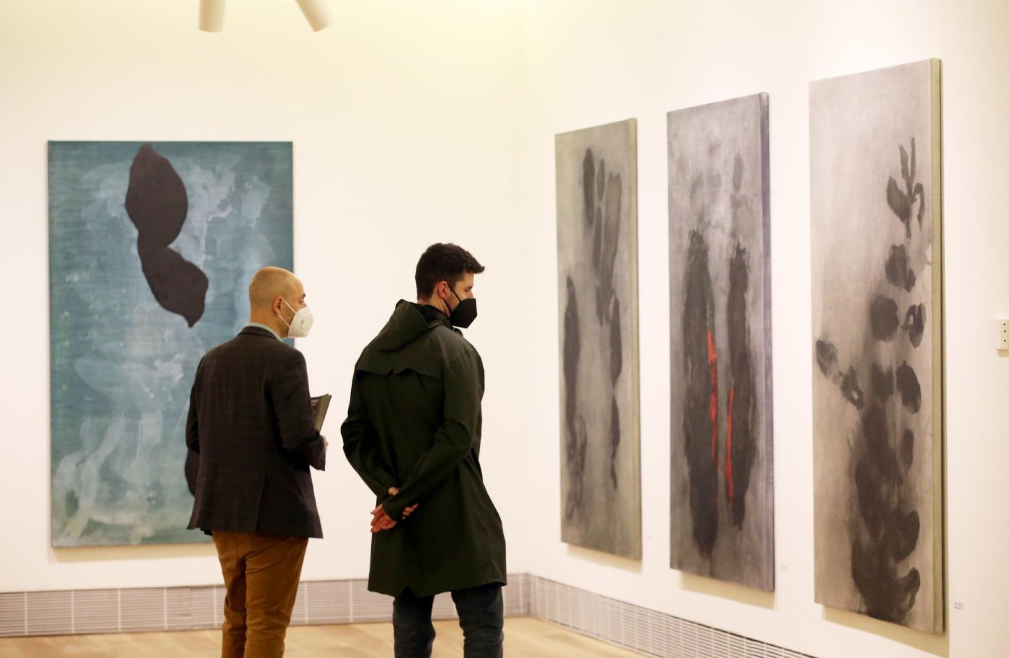 Bellas Artes. Varios visitantes recorren y fotografían las salas  de la pinacoteca ovetense.