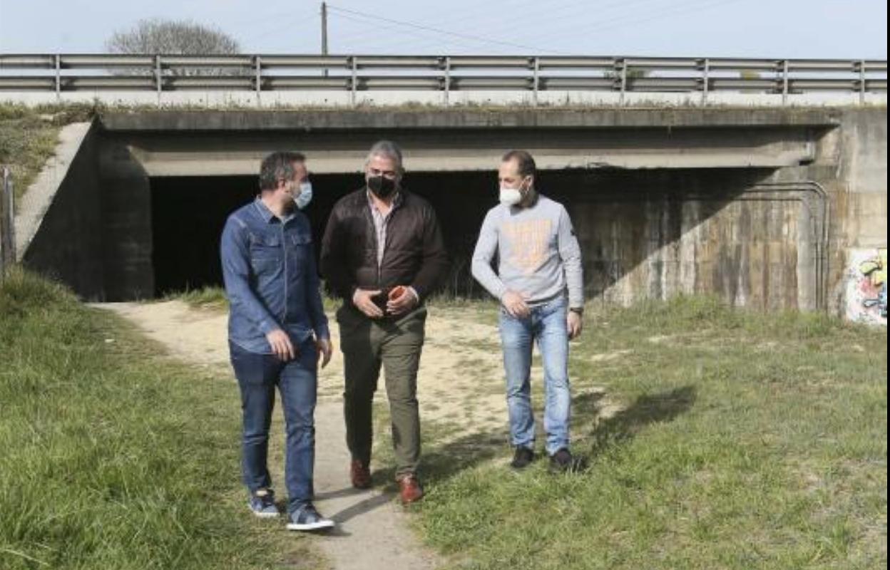 El alcalde, Ángel García, y su edil de Economía, Alberto Pajares, en la zona donde se ejecutará la senda. 