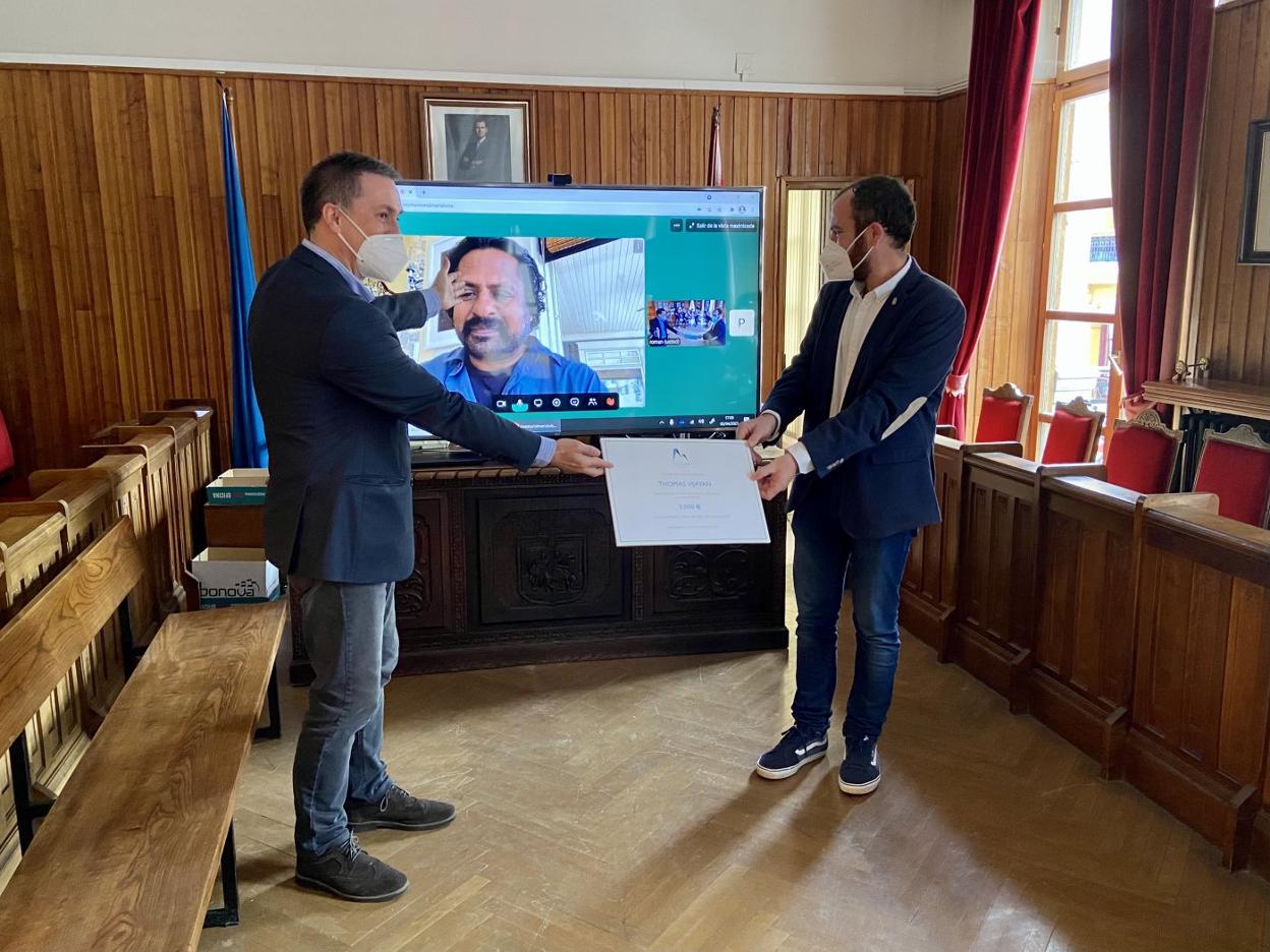 Román Benito e Iván Allende en videoconferencia con Thomas Vijayan. 