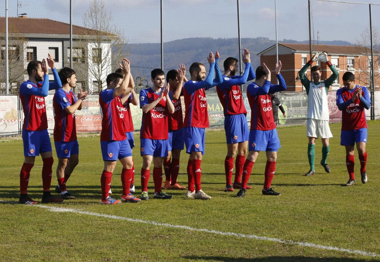 Los jugadores del Ceares aplauden a sus aficionados. 