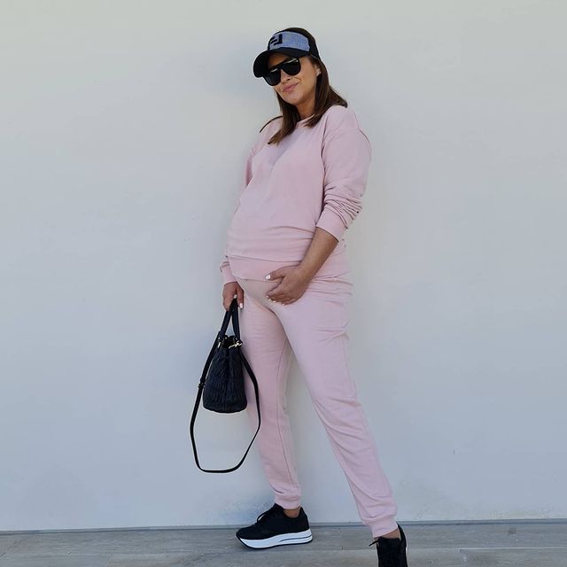 La actriz asturiana está a punto de dar a luz. El mes de abril nacerá su segundo hijo y la artista afronta los últimos días antes de ser mamá de dos con la misma naturalidad con la que ha llevado un embarazo en el que ha cogido 25 kilos. Estas son algunas de las imágenes de la canguesa con una barriga que tiene casi las horas contadas