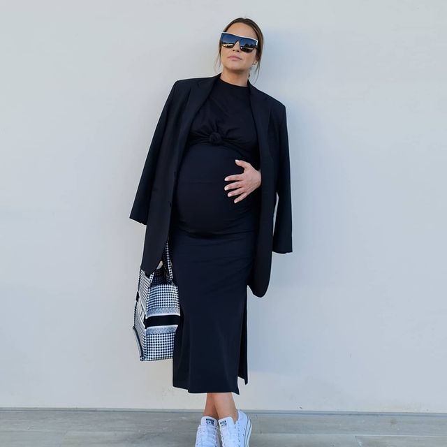 La actriz asturiana está a punto de dar a luz. El mes de abril nacerá su segundo hijo y la artista afronta los últimos días antes de ser mamá de dos con la misma naturalidad con la que ha llevado un embarazo en el que ha cogido 25 kilos. Estas son algunas de las imágenes de la canguesa con una barriga que tiene casi las horas contadas