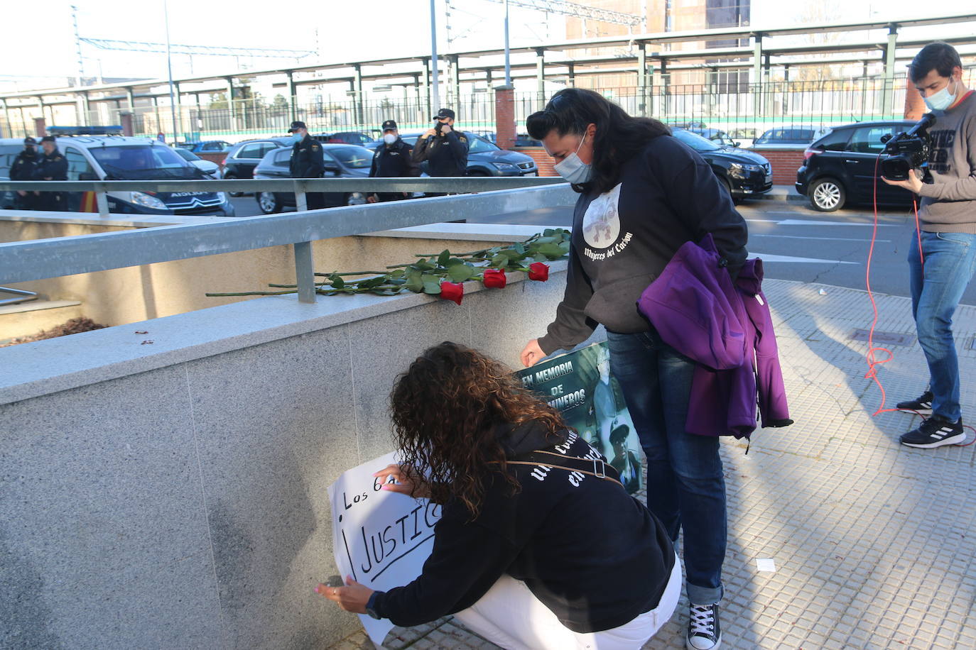 Las familias de 'Los seis de Tabliza' piden justicia en el Juzgado de León por el accidente que acabó con la vida de seis trabajadores de la Hullera Vasco Leonesa: «Que paguen por lo que han hecho ya que a nuestros hijos no nos los van a devolver»