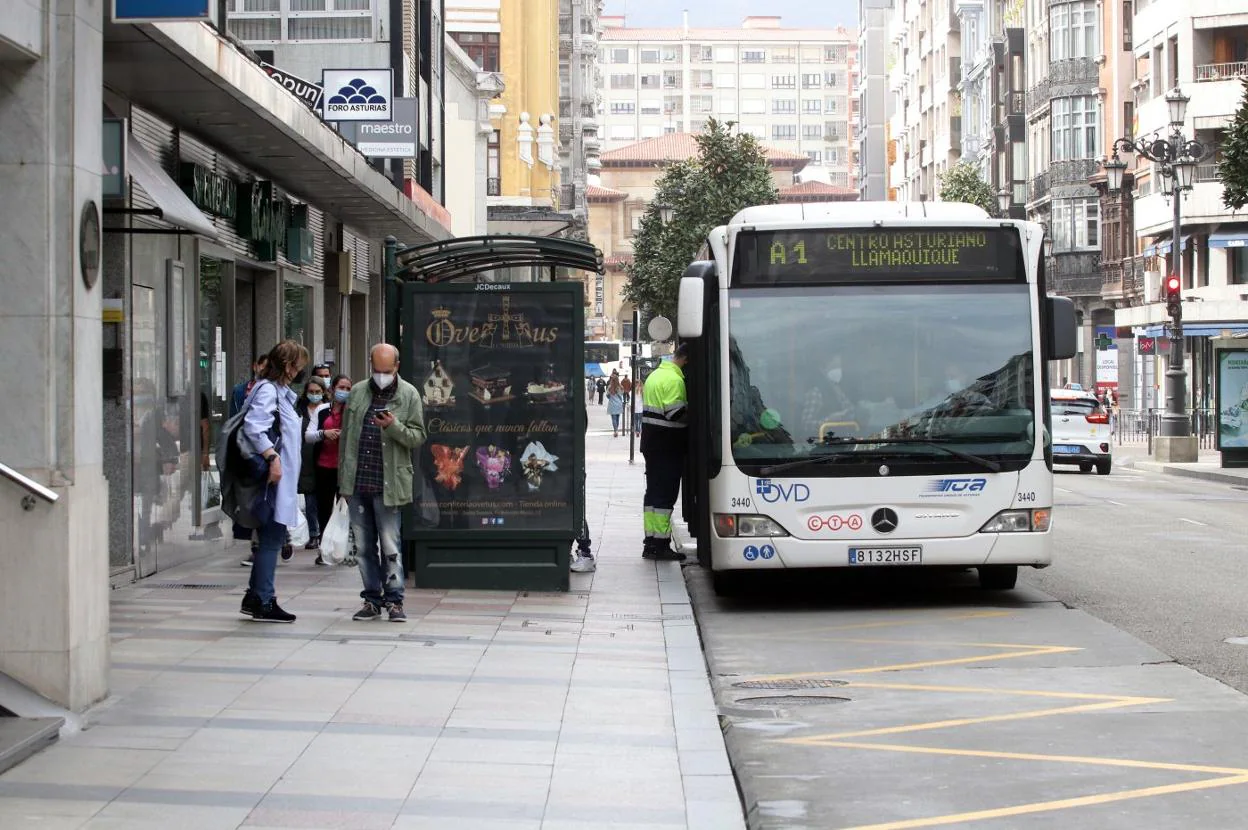 Carrera «contrarreloj» para coger el bus | El Comercio: Diario de Asturias