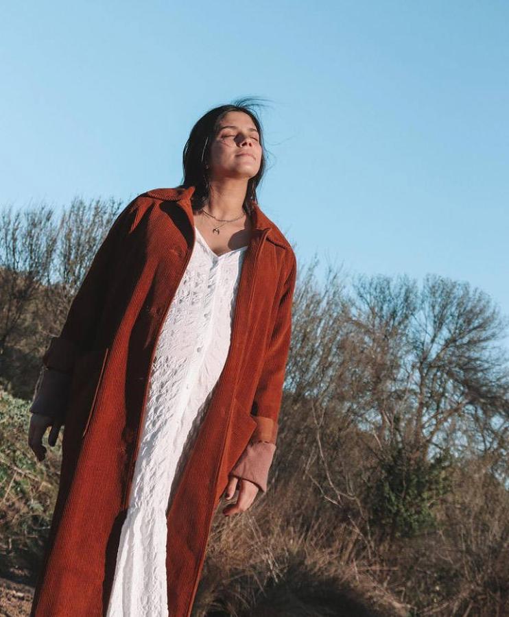 Tras las vacaciones de Semana Santa toca afrontar el mes de abril y de estrenar con el buen tiempo todas esas tendencias primaverales que poco a poco comenzarán a ser protagonistas en nuestros armarios. Prendas alegres, coloridas y con muchos estampados, que sobre todo en el norte tendremos que combinar con prendas algo más abrigadas para esos días más frescos y de entretiempo que aún nos quedan por delante. Pero si a estas alturas lo que buscas es un poco de inspiración para estas próximas semanas, no te pierdas los looks más estilosos que nos han ido dejando en Instagram las expertas en moda.