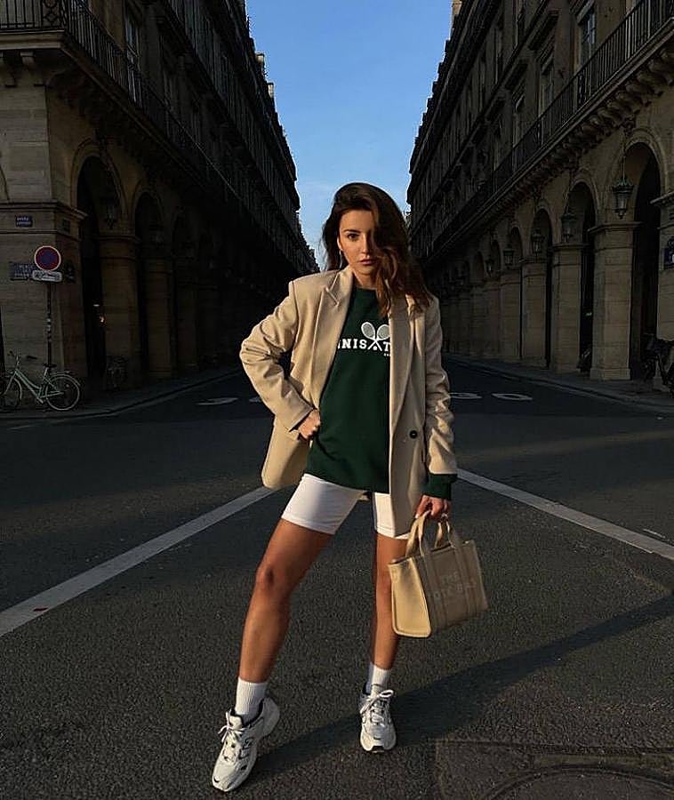 Tras las vacaciones de Semana Santa toca afrontar el mes de abril y de estrenar con el buen tiempo todas esas tendencias primaverales que poco a poco comenzarán a ser protagonistas en nuestros armarios. Prendas alegres, coloridas y con muchos estampados, que sobre todo en el norte tendremos que combinar con prendas algo más abrigadas para esos días más frescos y de entretiempo que aún nos quedan por delante. Pero si a estas alturas lo que buscas es un poco de inspiración para estas próximas semanas, no te pierdas los looks más estilosos que nos han ido dejando en Instagram las expertas en moda.