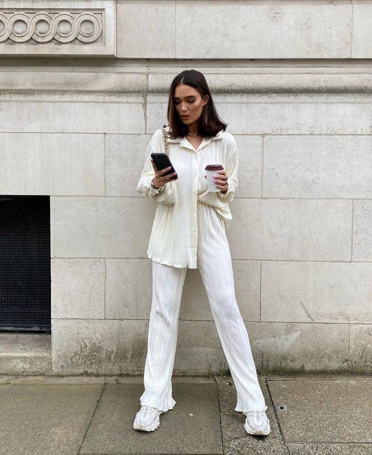 Tras las vacaciones de Semana Santa toca afrontar el mes de abril y de estrenar con el buen tiempo todas esas tendencias primaverales que poco a poco comenzarán a ser protagonistas en nuestros armarios. Prendas alegres, coloridas y con muchos estampados, que sobre todo en el norte tendremos que combinar con prendas algo más abrigadas para esos días más frescos y de entretiempo que aún nos quedan por delante. Pero si a estas alturas lo que buscas es un poco de inspiración para estas próximas semanas, no te pierdas los looks más estilosos que nos han ido dejando en Instagram las expertas en moda.