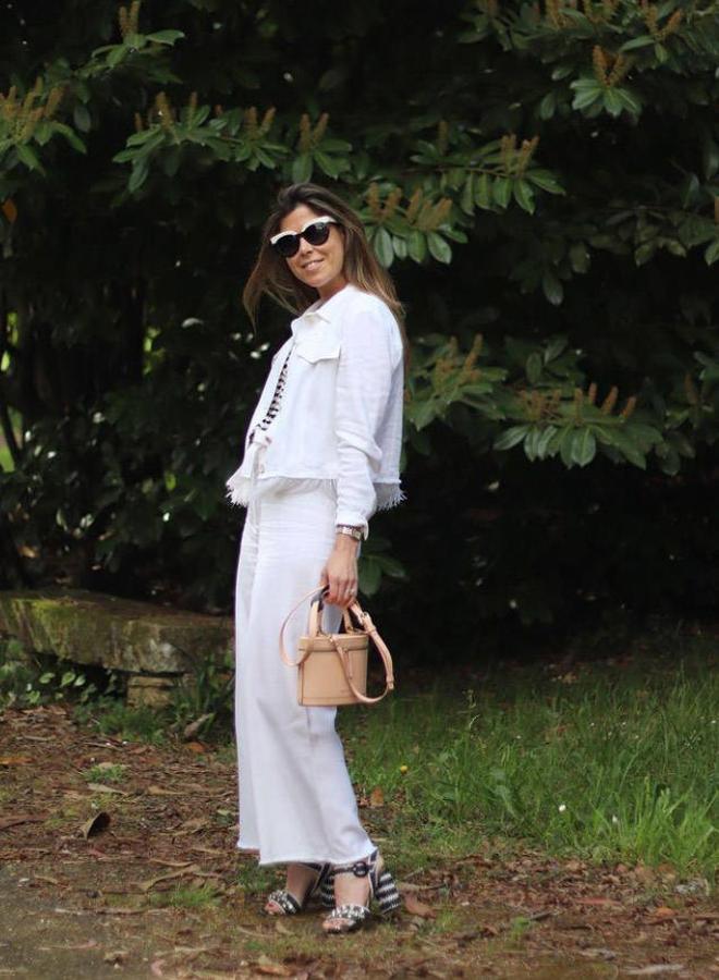 Tras las vacaciones de Semana Santa toca afrontar el mes de abril y de estrenar con el buen tiempo todas esas tendencias primaverales que poco a poco comenzarán a ser protagonistas en nuestros armarios. Prendas alegres, coloridas y con muchos estampados, que sobre todo en el norte tendremos que combinar con prendas algo más abrigadas para esos días más frescos y de entretiempo que aún nos quedan por delante. Pero si a estas alturas lo que buscas es un poco de inspiración para estas próximas semanas, no te pierdas los looks más estilosos que nos han ido dejando en Instagram las expertas en moda.