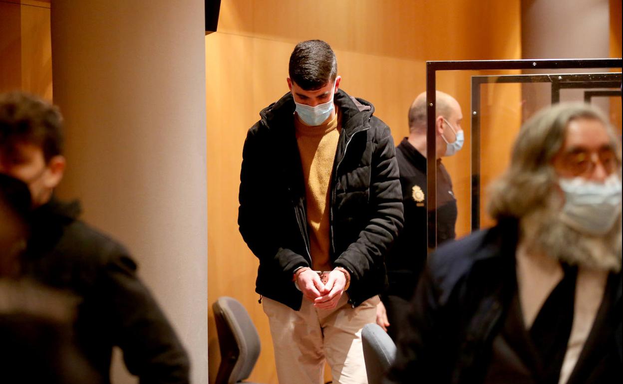 Jorge Cue, condenado por la muerte de David Carragal, en la Sección Tercera de la Audiencia Provincial . / ALEX PIÑA