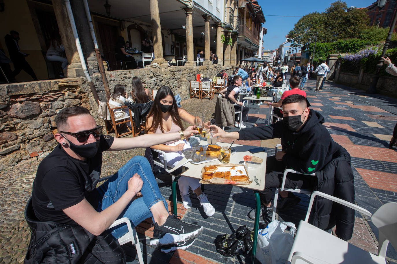 Avilés no pudo celebrar, por segundo año consecutivo, su multitudinaria cita del Lunes de Pascua. Pero el buen tiempo permitió que los avilesinos disfrutaran de la jornada en la terraza de los bares.