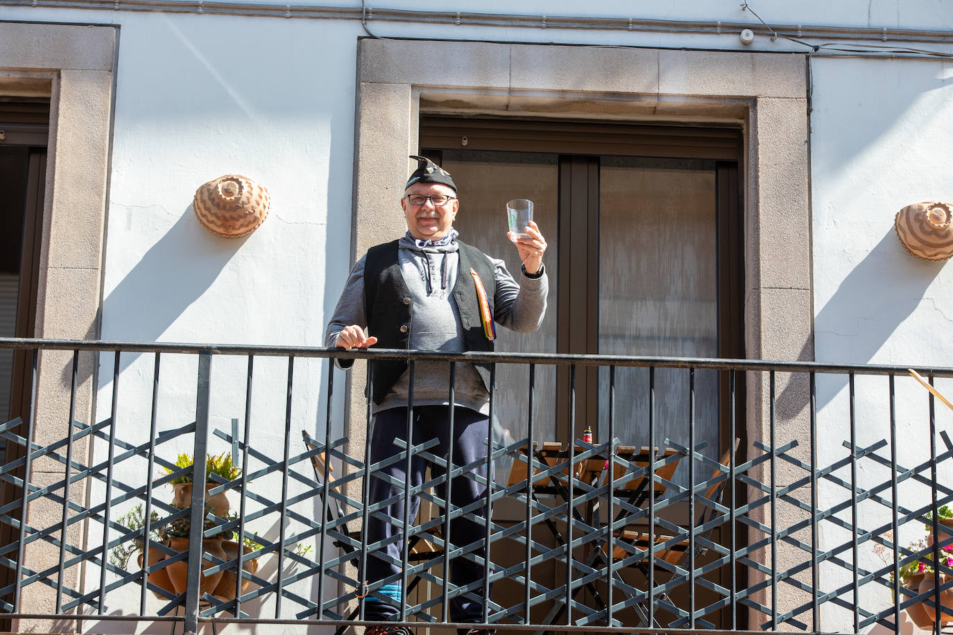 Avilés no pudo celebrar, por segundo año consecutivo, su multitudinaria cita del Lunes de Pascua. Pero el buen tiempo permitió que los avilesinos disfrutaran de la jornada en la terraza de los bares.