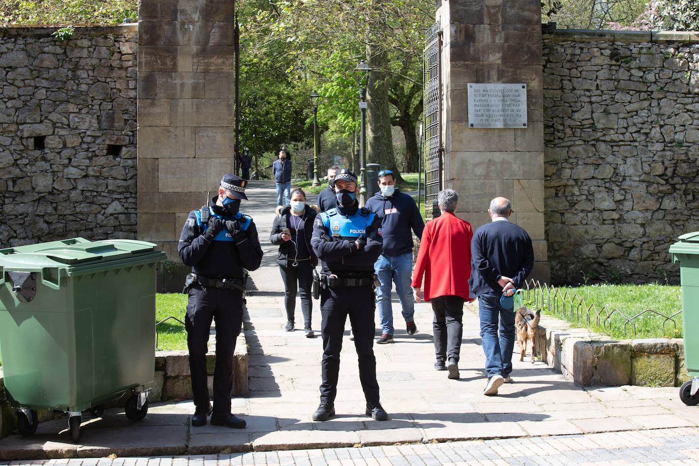 Avilés no pudo celebrar, por segundo año consecutivo, su multitudinaria cita del Lunes de Pascua. Pero el buen tiempo permitió que los avilesinos disfrutaran de la jornada en la terraza de los bares.