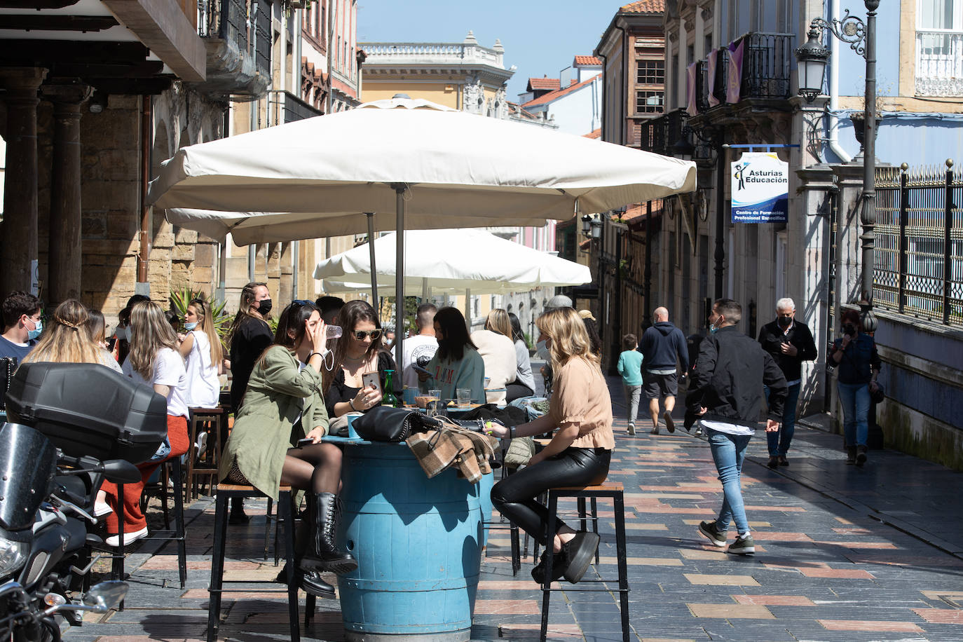 Avilés no pudo celebrar, por segundo año consecutivo, su multitudinaria cita del Lunes de Pascua. Pero el buen tiempo permitió que los avilesinos disfrutaran de la jornada en la terraza de los bares.