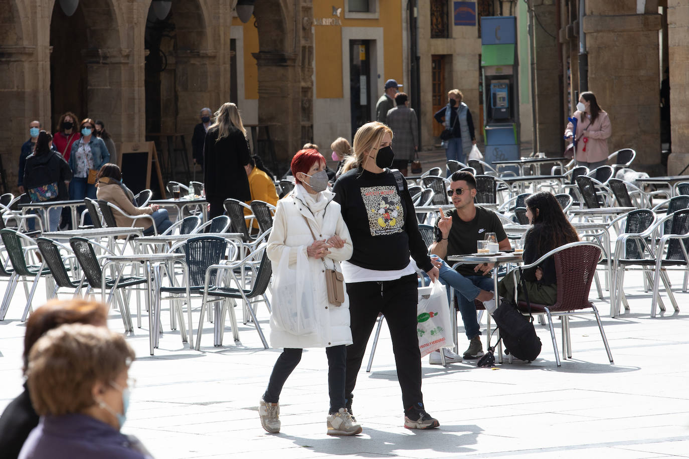 Avilés no pudo celebrar, por segundo año consecutivo, su multitudinaria cita del Lunes de Pascua. Pero el buen tiempo permitió que los avilesinos disfrutaran de la jornada en la terraza de los bares.