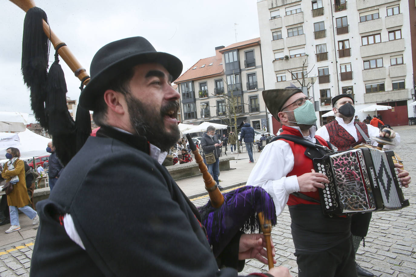 La Pola se preparó para vivir sus Güevos Pintos más locales. El concejo sigue en la situación sanitaria de riesgo extremo, por lo que es la primera vez en la historia en la que los sierenses son los únicos protagonistas. Pero no faltó la celebración de la fiesta, aunque esta vez haya tenido que ser obligatoriamente en la calle.