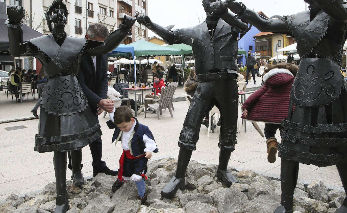 La Pola se preparó para vivir sus Güevos Pintos más locales. El concejo sigue en la situación sanitaria de riesgo extremo, por lo que es la primera vez en la historia en la que los sierenses son los únicos protagonistas. Pero no faltó la celebración de la fiesta, aunque esta vez haya tenido que ser obligatoriamente en la calle.